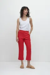 Pantalón capri de lino color rojo, con bolsillos laterales y cierre con botón a presión.