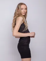 Falda corta negra de tela brillante con textura acanalada y elástico en la cintura.