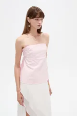 Top strapless de poliéster color rosado, con diseño holgado y elástico superior.