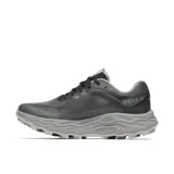 Championes de trail running Merrell Agility Peak 6, color gris oscuro con detalles en gris claro. Presentan una construcción de malla transpirable con refuerzos de TPU, entresuela de espuma FloatPro+ para mayor amortiguación y suela de goma Vibram MegaGrip con tacos de alta tracción.