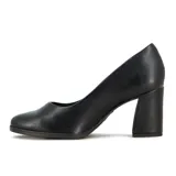 Zapato de vestir Comfortflex color negro, con taco cuadrado de altura media y punta redondeada. Presenta un diseño clásico y minimalista con interior acolchado.