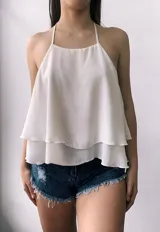 Blusa roja con espalda descubierta y tirantes finos.