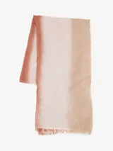 Bufanda rectangular estampada con flecos pequeños en los extremos.