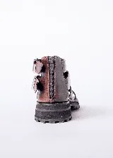 Sandalias negras con textura símil piel de cocodrilo, con plataforma track y tiras anchas con hebillas metálicas ajustables.
