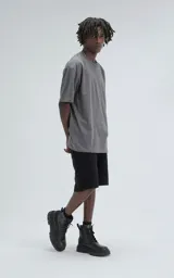 Remera de algodón premium color gris oscuro (concreto), corte extra oversize con hombros caídos y cuello redondo.