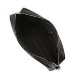 Morral marrón de cuero sintético con correa ajustable, cierre metálico frontal, interior forrado y tamaño apto para notebooks.