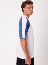 Remera holgada Rusty modelo Isel, de diseño bicolor con cuerpo azul marino y mangas ranglán blancas. Cuenta con cuello redondo ribeteado y pequeño logo bordado en el pecho.