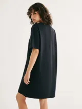 Vestido corto negro de corte recto y mangas cortas.