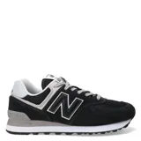 Championes urbanos New Balance modelo 574, color negro con detalles en gris y blanco. Confeccionados en una combinación de gamuza y malla, cuentan con el logo 'N' característico en los laterales y entresuela con tecnología ENCAP para mayor amortiguación.