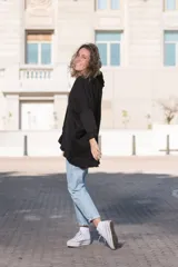 Saco de lanilla gris con textura de espiga, corte oversize, cuello en V, cierre con botones de madera, bolsillos frontales y volados en el ruedo.