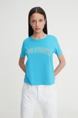 Remera de algodón color azul brillante, con cuello redondo y mangas cortas. Presenta un estampado frontal con el texto 'LEVI STRAUSS' en tipografía estilo universitario.