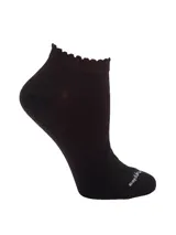 Medias cortas Hush Puppies color negro, confeccionadas en mezcla de algodón y spandex, con borde superior con diseño ondulado (volado) y detalle de texto bordado en la puntera.