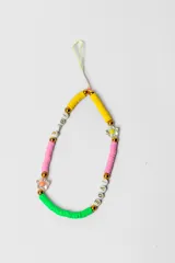 Correa para celular de cuentas de arcilla polimérica en colores vibrantes, con dijes de flores transparentes y cuentas con letras que forman la palabra LOVE.