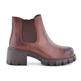 Bota corta de cuero color marrón con elástico lateral, taco bajo y suela track.