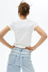Bermudas de cinco bolsillos en denim de algodón rígido, con talle alto y cierre de cremallera con botón.