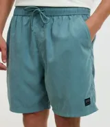 Bermuda masculina color verde con cintura elastizada ajustable con lazo, bolsillos laterales y traseros, y etiqueta de goma en el ruedo. Confeccionada en poliéster.