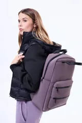 Mochila urbana color negro, confeccionada en material resistente, con compartimento principal amplio, dos bolsillos frontales con cierre y correas ajustables para los hombros.