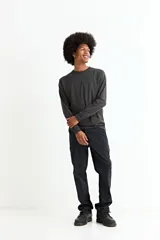 Remera de manga larga con cuello redondo, confeccionada en tejido de algodón y poliéster, con puños elásticos en las mangas.