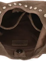 Cartera de hombro de gamuza marrón, decorada con tachas metálicas en los bordes y en la tira.