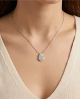 Collar de acero con cadena fina y dije en forma de gota completamente pavimentado de circonias.