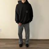 Pantalón de jean con corte baggy, de tiro medio y pierna ancha, en color azul claro con efecto lavado.