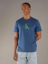 Remera de manga corta Calvin Klein con cuello redondo y corte regular. Presenta el monograma de la marca estampado en el centro del pecho en color verde.