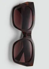 Gafas de sol de diseño cuadrado y montura de pasta con estampado carey. Cuentan con cristales marrones degradados con protección UV total de categoría 3.