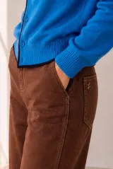 Jeans modelo Rul de corte wide leg en color bordó con efecto gastado, tiro alto y terminación desmechada en el bajo.
