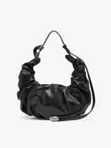 Cartera tipo hobo de gran tamaño y silueta slouchy, confeccionada en material sintético negro con acabado fruncido. Cuenta con una correa ajustable con detalle de hebilla metálica y diseño flexible.