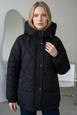 Campera negra con capucha, diseño acolchado con costuras en forma de rombos, cierre frontal con botones a presión y puños elásticos.