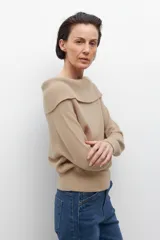 Sweater beige de tejido de punto, con escote bardot y mangas largas.