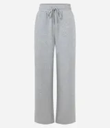 Pantalón de corte recto color marrón, confeccionado en algodón con felpa y cintura ajustable con cordón.