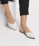 Zapatilla mule color marrón, con puntera fina y tira elástica en el tobillo.