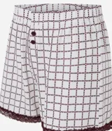 Short de pijama femenino confeccionado en tejido peach touch de poliéster, con cintura elastizada, botones frontales y encaje bordó en los bajos. Presenta un estampado geométrico con pequeños corazones en tonos blancos y oscuros.