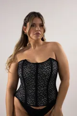 Corset estilo strapless confeccionado en lycra y puntilla con encaje, diseño estructurado con ballenas y patrón animal print de serpiente.