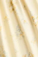 Vestido midi amarillo con estampado floreado, cuerpo fruncido elástico, breteles finos y escote cuadrado.