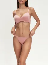 Colaless color violeta con costuras finas.