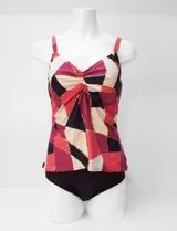 Tankini estampado de la marca Club del Sol, confeccionado con tejido italiano. Consta de una musculosa con escote en V fruncido, copa armada con sujetador interno y forro, combinada con una bombacha de bikini clásica a juego.