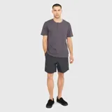 Short de baño tipo cargo color gris oscuro, con ajuste regular, bolsillos laterales y parche circular con logo en la parte inferior.