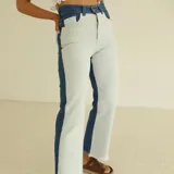 Pantalón de jean de tiro alto, corte recto y diseño color block en azul oscuro y celeste.