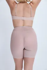 Biker de modelado con diseño de cintura alta y paneles de control, confeccionado en tejido elástico con refuerzo de algodón en la entrepierna.