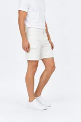 Bermuda cargo color natural, con bolsillos laterales con solapa y cierre frontal con botón y bragueta.
