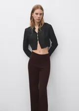 Pantalón wideleg de punto fino y tiro medio, con cintura elástica sin cierre, diseño largo y corte holgado.