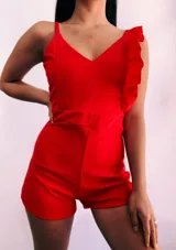 Mono corto blanco con escote en V, breteles finos y un volado en el hombro izquierdo.