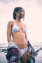 Bombacha de bikini blanca con estampado de flores en tonos celeste, lila y naranja.