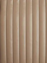 Bandolera Calvin Klein color beige con diseño acolchado a rayas verticales, logo metálico plateado en el frente y correa de cuero con cadena plateada.