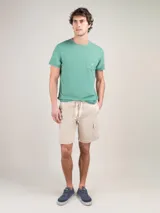 Bermuda cargo de corte regular fit en color azul marino, confeccionada en algodón. Cuenta con cintura elástica con cordones ajustables y bolsillos laterales tipo cargo en las piernas.