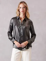 Camisa de manga larga con acabado satinado y efecto metalizado en color gris oscuro. Presenta cuello camisero clásico, cierre frontal con botones forrados y puños estructurados.