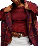 Blusa de manga larga color rojo oscuro (vino/borgoña) con textura de encaje floral y escote redondo.