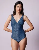 Malla enteriza estampada marca Club del Sol, con escote en V, breteles anchos, copa armada con sujetador interno y forro interno. Confeccionada en tejido italiano.